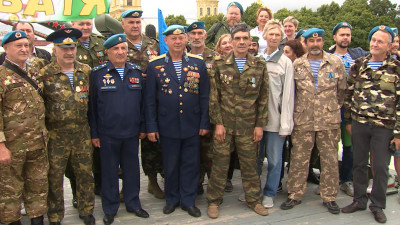 В Петропавловской крепости чествовали ветеранов ВДВ