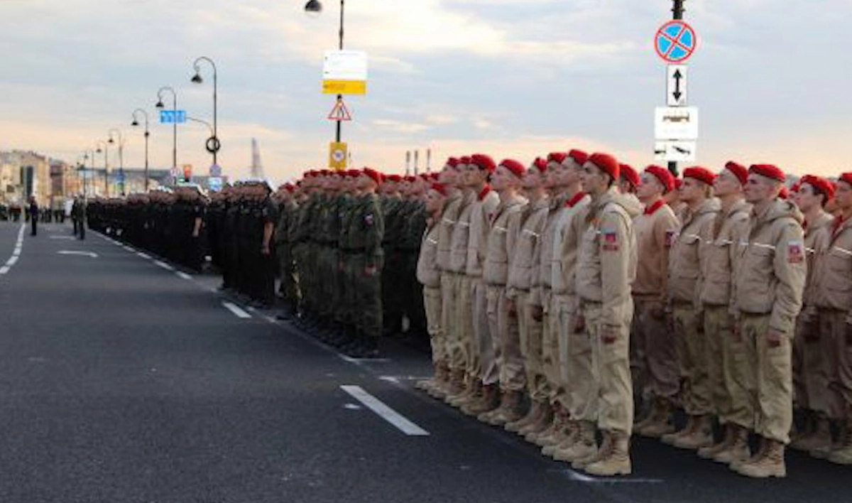 Порядка тысячи военнослужащих отрепетировали свой марш на День ВМФ - tvspb.ru