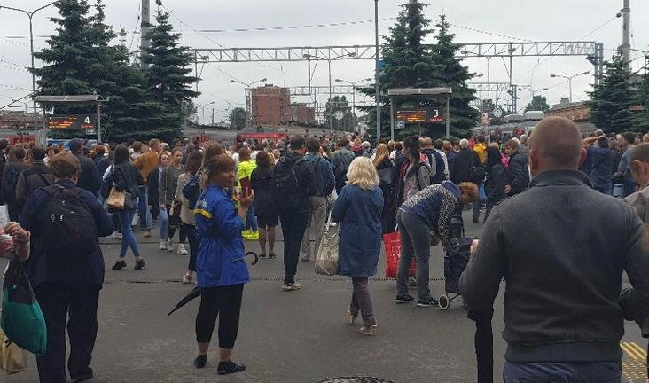 Движение поездов с Балтийского вокзала останавливали из-за поломки электрички - tvspb.ru