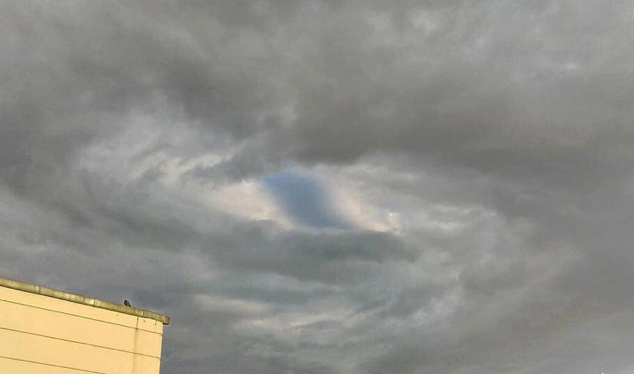 В небе над Петербургом появилось облако в форме воронки торнадо - tvspb.ru