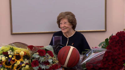 Александр Беглов поздравил с юбилеем трёхкратную чемпионку мира по баскетболу Нину Познанскую