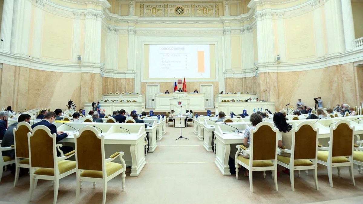 Петербургский парламент предложил обязать нотариусов проверять документы о родстве