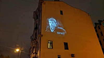 На петербургских домах появятся светопроекции Сергея Бодрова и Алексея Балабанова