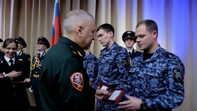 Лучшим росгвардейцам Петербурга вручили награды к 70-летию вневедомственной охраны