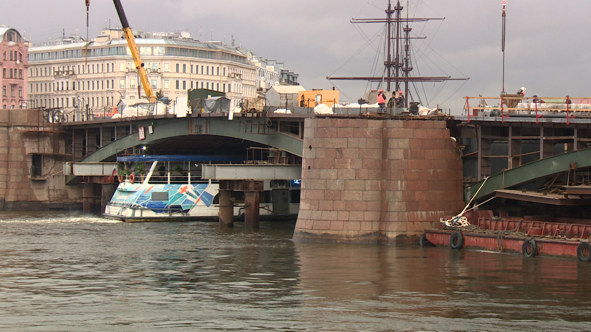 Строительство подземного пешеходного перехода стартовало у Биржевого моста