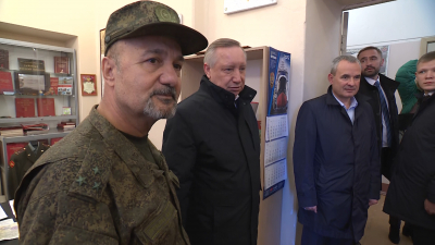 Александр Беглов пообщался с мобилизованными в военном комиссариате Василеостровского района