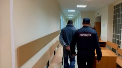 Суд Ленобласти заключил под стражу отца, угрожавшего жизни сына ножом