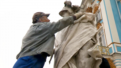 Скульптуры в Царском Селе начали укрывать «зимними» коробами из-за первых заморозков