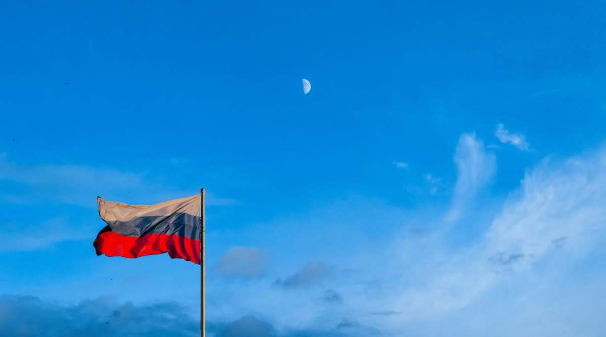 Правительство одобрило изменения в законы о флаге и гимне России - tvspb.ru