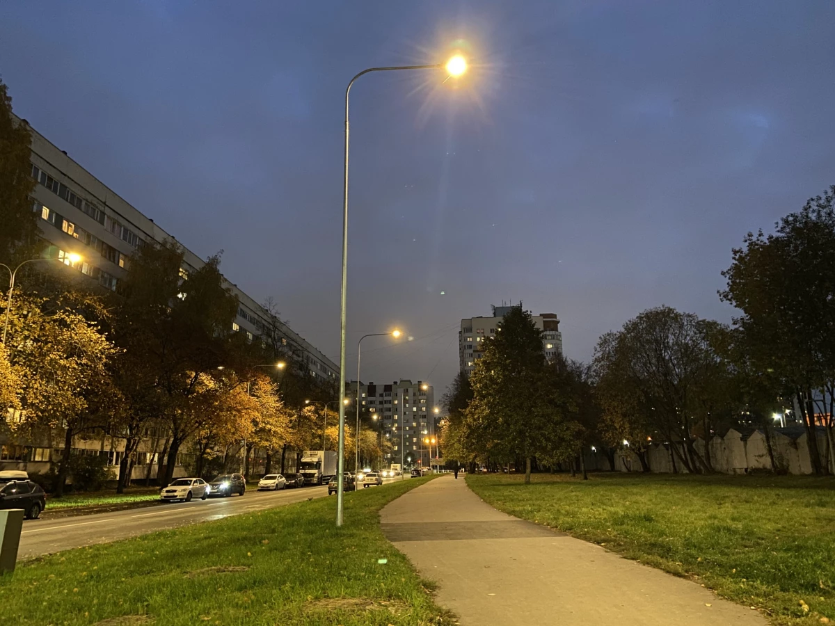 87 современных светодиодных светильников получила улица Ольги Форш - tvspb.ru