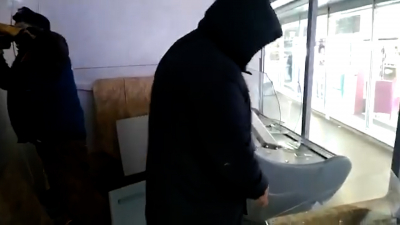 Видео: неизвестные набросились на сотрудников ККИ при сносе торгового павильона на Ленинском