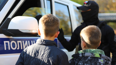 Сотрудники петербургской полиции пообщались с детьми из санатория «Незабудка» в Луганске