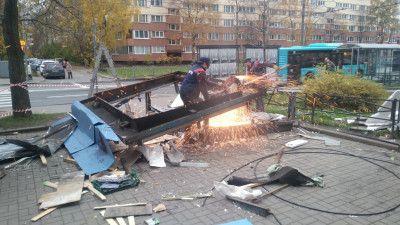 В пяти районах Петербурга снесли незаконные павильоны и киоски