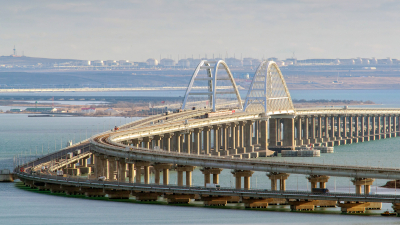 На Крымском мосту нанесли разметку и восстановили ограждение