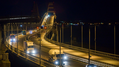 Звучит сигнал воздушной тревоги: Крымский мост временно закрыли