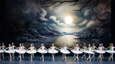Петербургские театры проведут трансляции спектаклей во Всемирный день балета