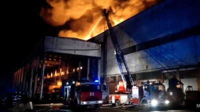 Пожарные ликвидировали открытое горение на складе в Металлострое