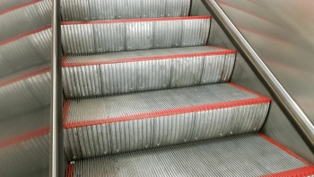 В ТРК на проспекте Стачек обрушились две ступени эскалатора