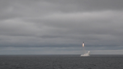 Минобороны показало кадры запуска ракеты «Синева» с атомной субмарины «Тула»