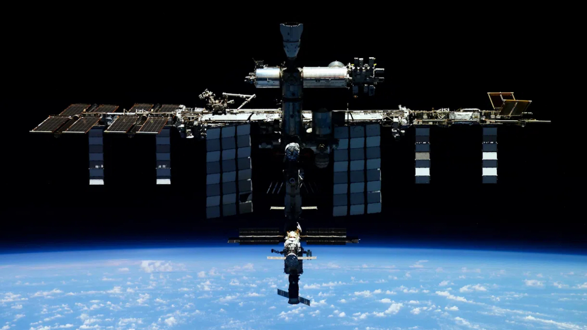 Российские космонавты напечатали на МКС первую рабочую деталь на 3D-принтере