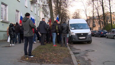 В Петербурге проводили мобилизованных и добровольцев на военную службу