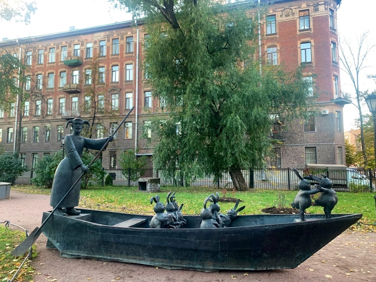Скульптура «Дед Мазай и зайцы» переехала в Некрасовский сад - tvspb.ru