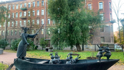 Скульптура «Дед Мазай и зайцы» переехала в Некрасовский сад