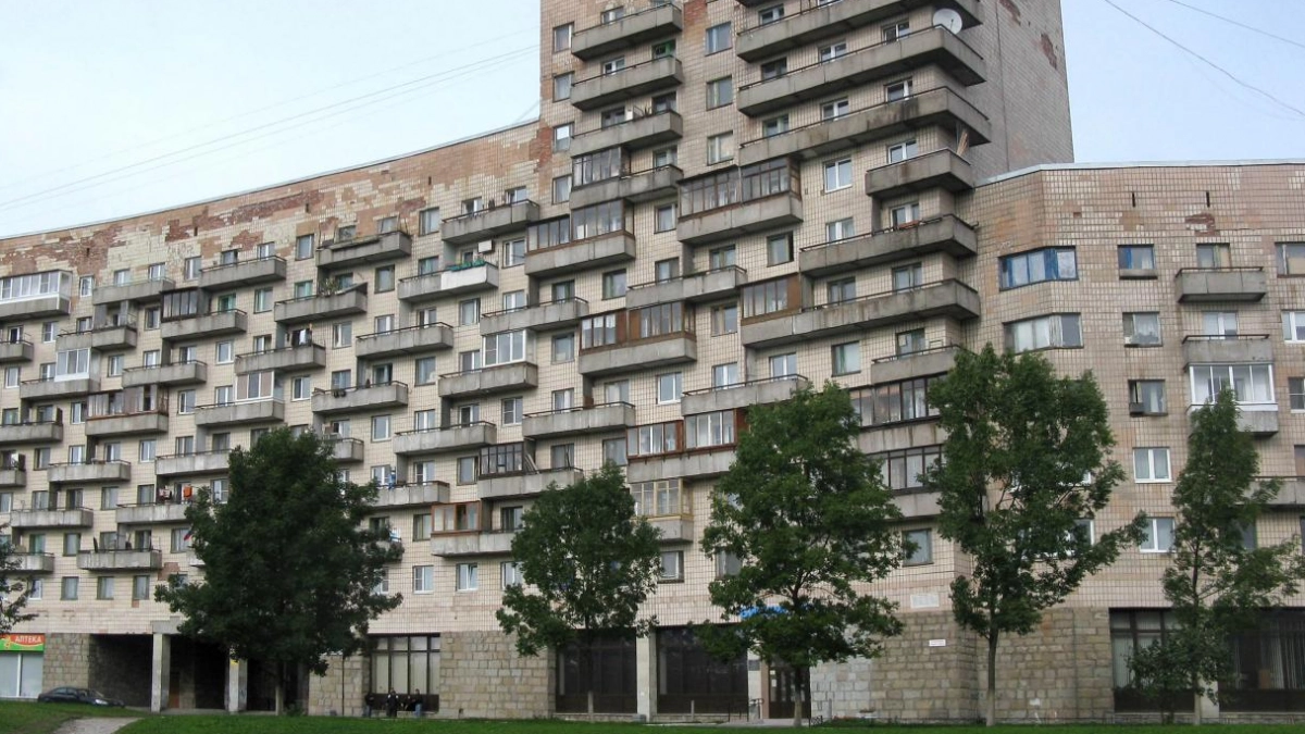 Незаконное остекление балконов помешало полноценному восстановлению фасада дома на проспекте Непокорённых - tvspb.ru
