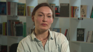 Книга «Неслучайные случайности» о научных открытиях, фильмы Тарантино и выставки в Главном штабе Эрмитажа — ориентиры актрисы Арины Лыковой