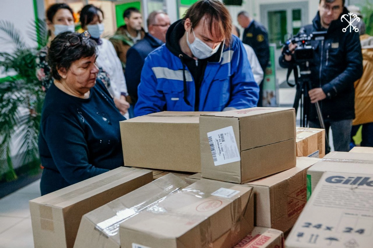 52 коробки с гуманитарной помощью собрали для мобилизованных сотрудники Госпиталя для ветеранов войн - tvspb.ru