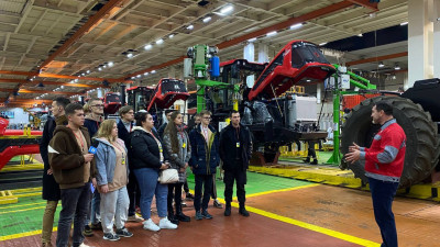 Для детей из ДНР провели экскурсию по тракторному заводу Петербурга