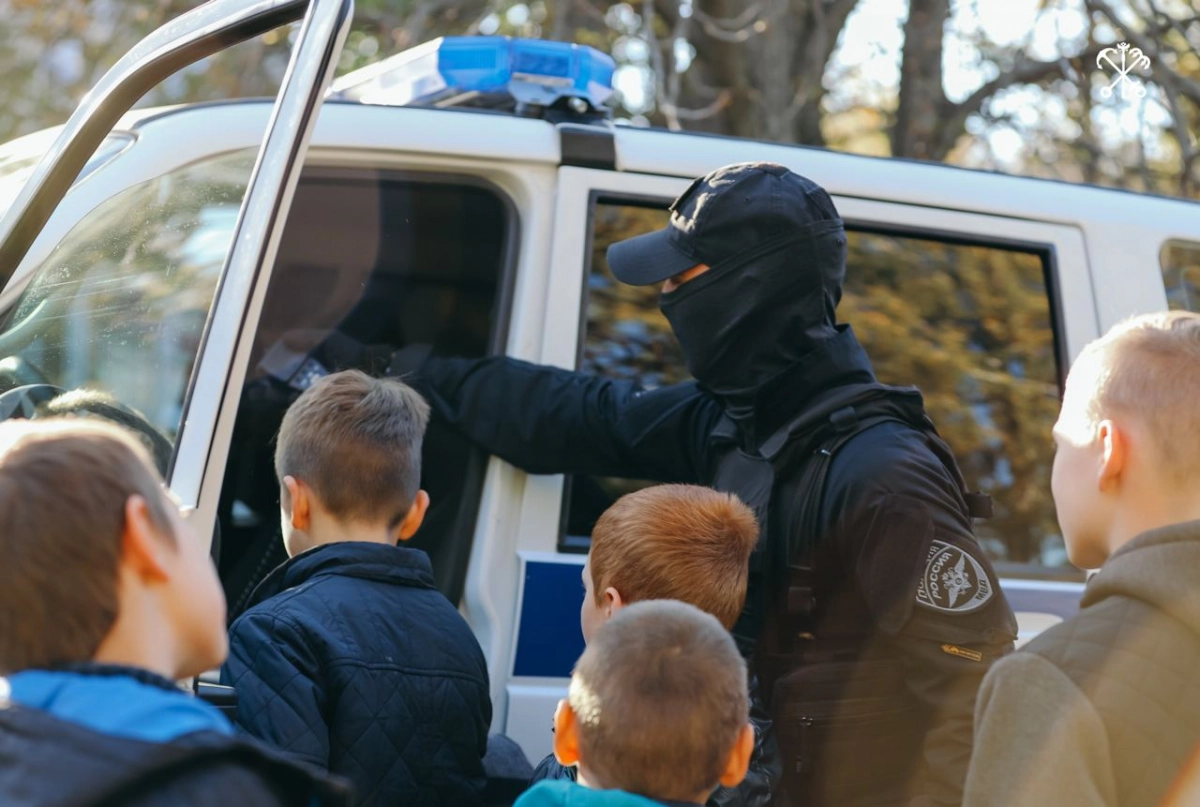 Петербургские полицейские посетили детский санаторий «Незабудка» в Луганске - tvspb.ru