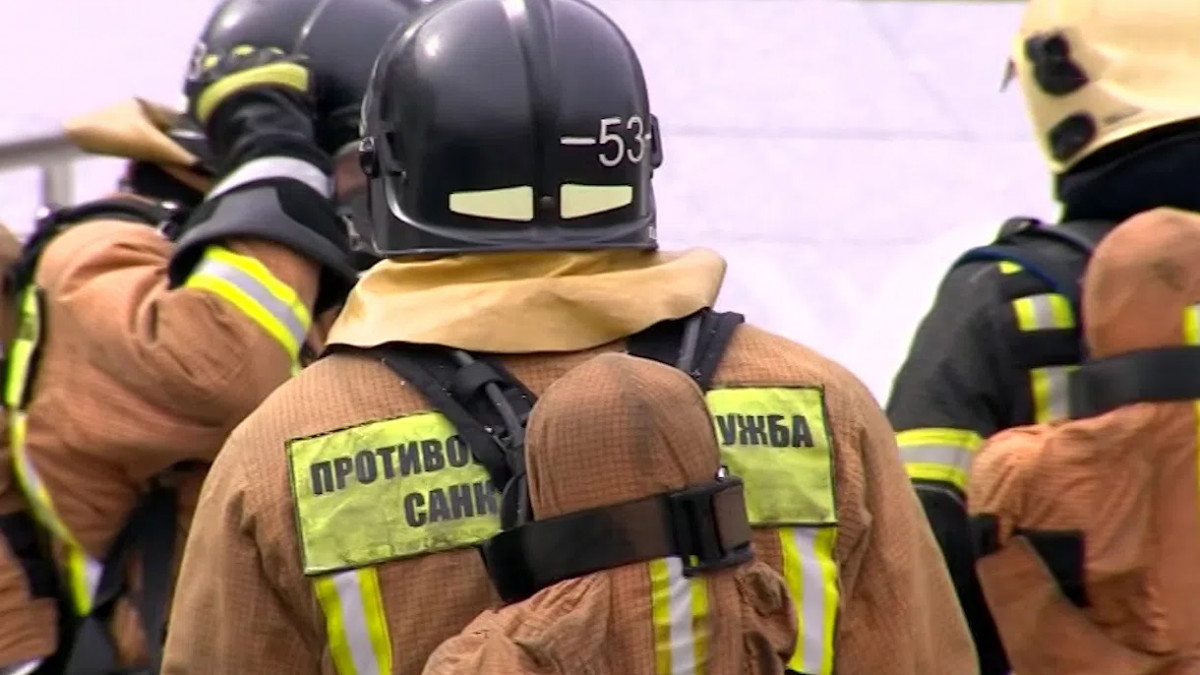 10 пожарных потушили здание на Авиаконструкторов, где вспыхнул кондиционер