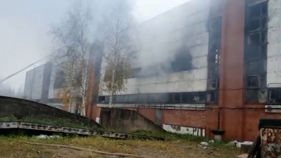 Специалисты взяли пробы воздуха в Металлострое после длительного пожара на складе