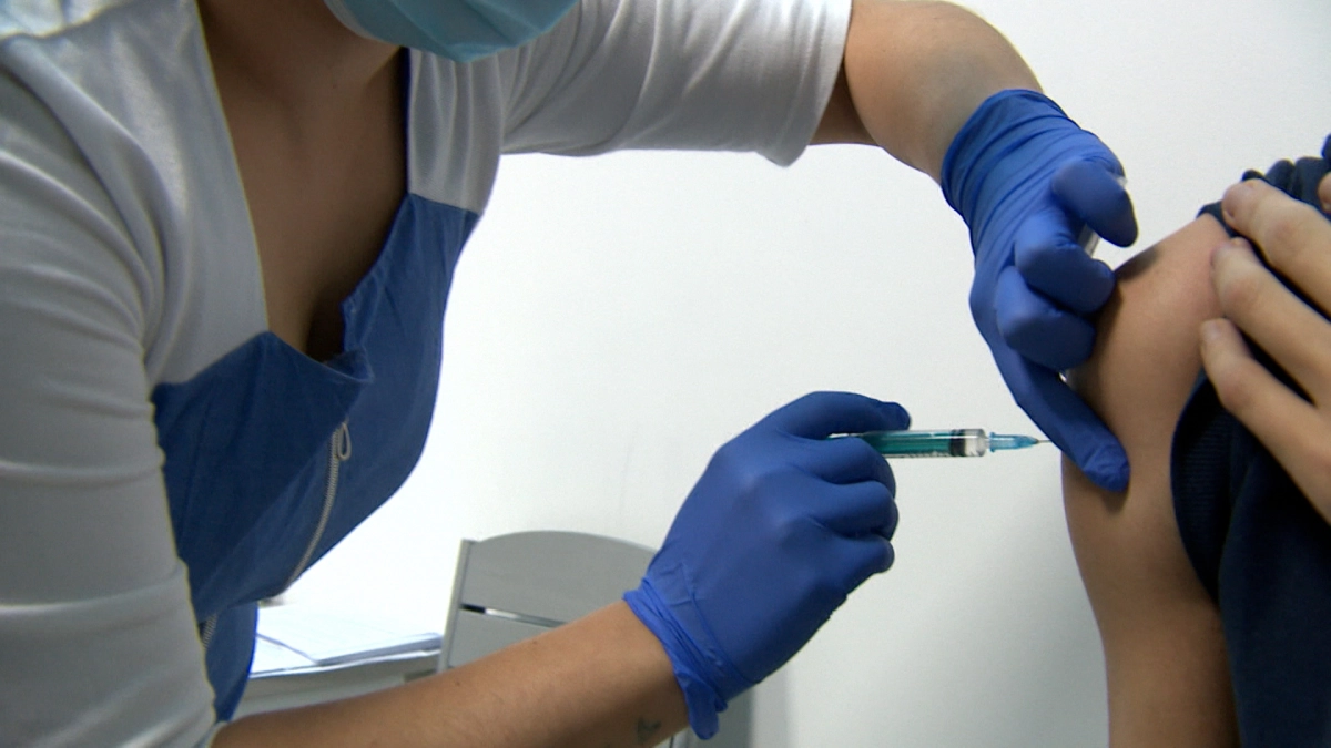Новая партия вакцины от COVID-19 в 32 тысячи комплектов доз поступила в Петербург - tvspb.ru