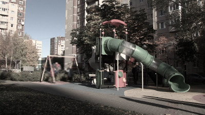 Пожилой житель дома на Яхтенной улице держит в страхе матерей с детьми