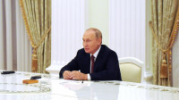 В Кремле сообщили, что Путин пока не планирует разговаривать с Макроном