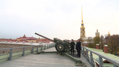 Полуденный выстрел пушки Петропавловской крепости дали в честь работников дорожного хозяйства