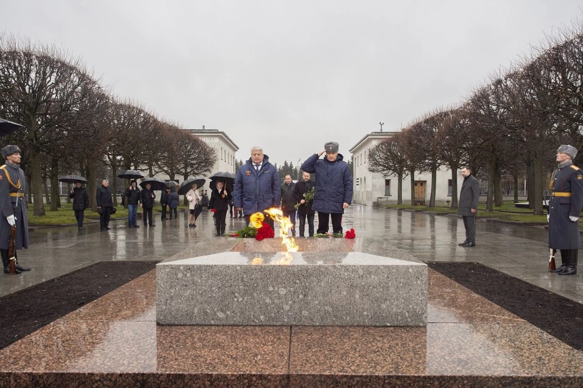 На Пискаревском кладбище почтили память сотрудников ОВД, защищавших блокадный Ленинград - tvspb.ru