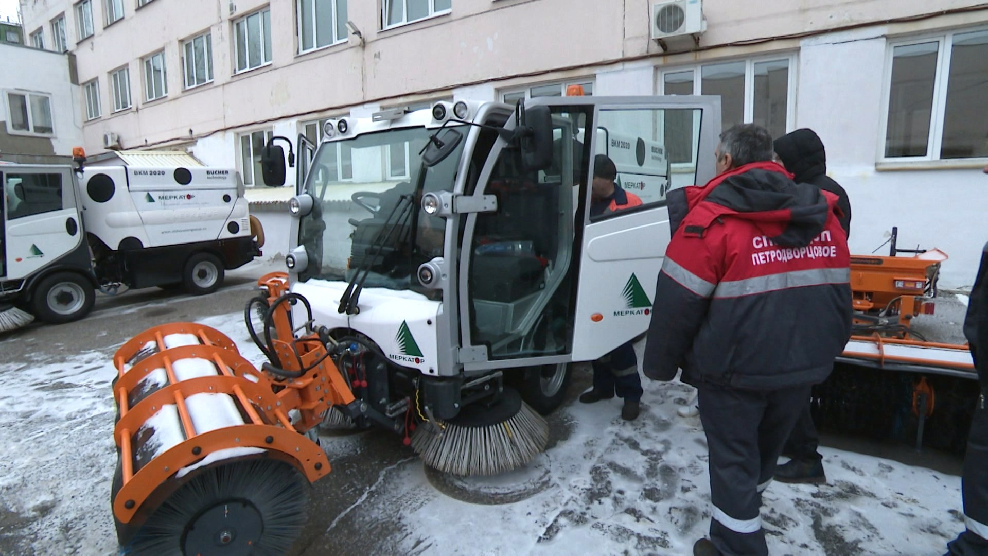 Петербургские коммунальщики приступили к освоению новой уборочной техники
