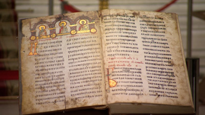 В Никольском соборе Кронштадта открылась выставка «В начале было Слово»