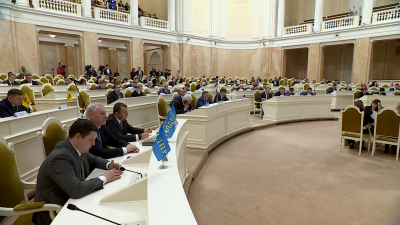 Уехавших из страны петербургских депутатов будут лишать мандатов