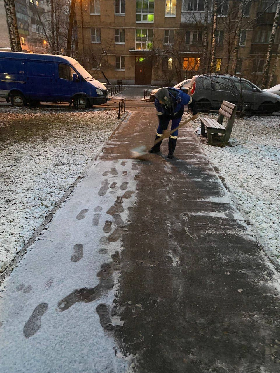 Дворы Петербурга начали очищать от снега с раннего утра 15 ноября - tvspb.ru