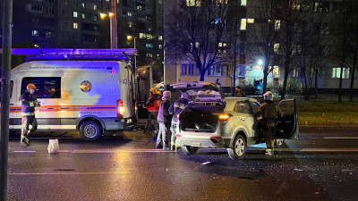 Спасатели помогли мужчине выбраться из машины после аварии на Приморском проспекте