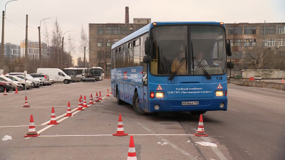 Петербуржцам показали, как водители автобусов проходит профессиональную переподготовку