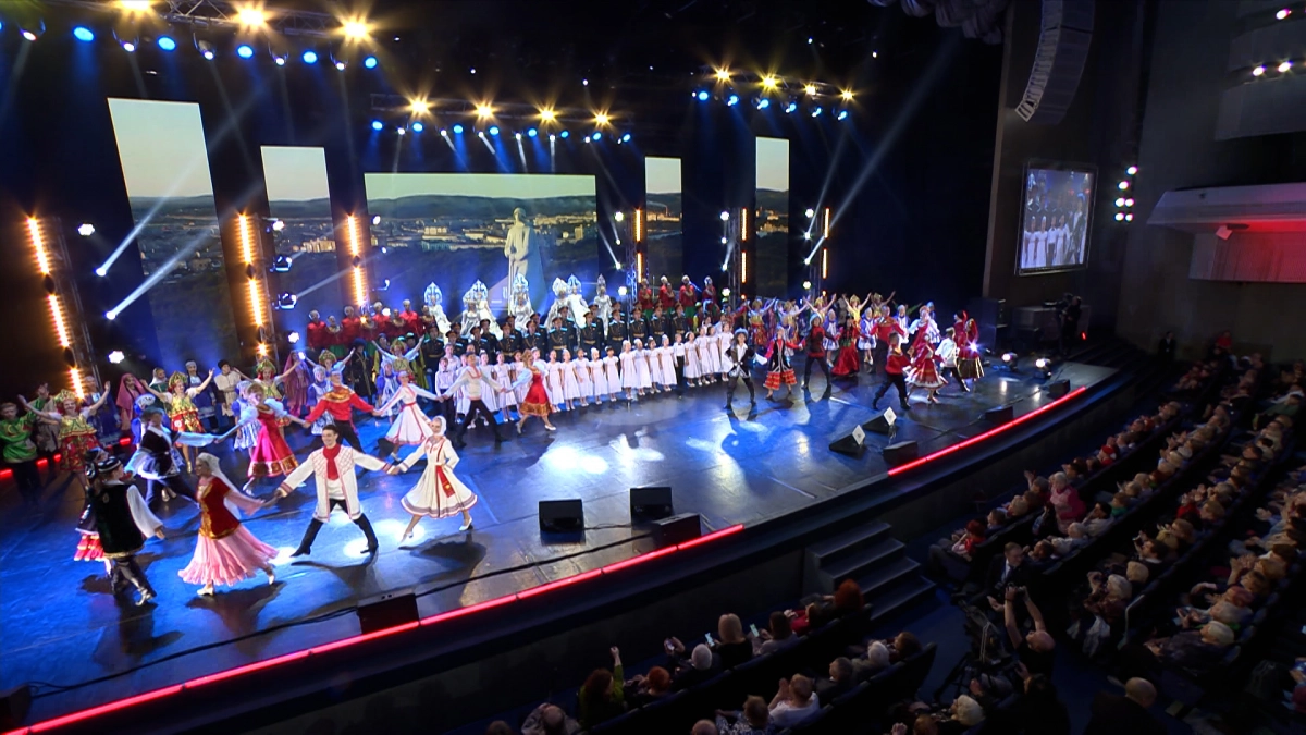 В БКЗ «Октябрьский» проходит концерт ко Дню народного единства