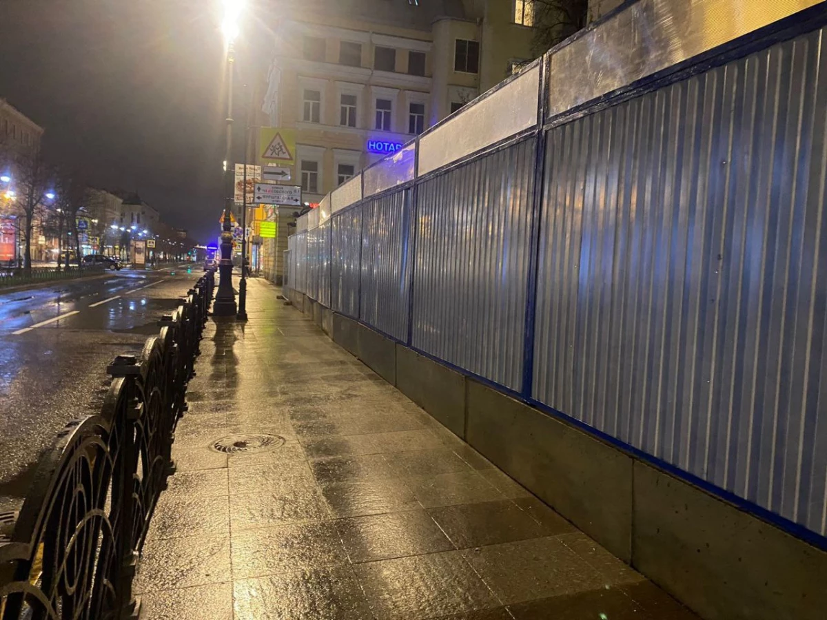 Тротуар у метро «Чернышевская» освободили от строительного забора для удобства пешеходов - tvspb.ru