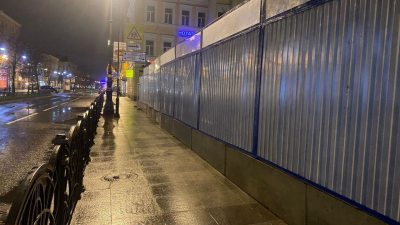 Тротуар у метро «Чернышевская» освободили от строительного забора для удобства пешеходов