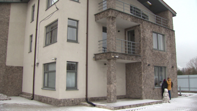 Многодетная семья из Петербурга купила с помощью соцвыплаты трехэтажный дом в Стрельне