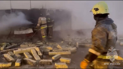 Пожарным удалось локализовать пламя в загоревшемся ТЦ в центре Омска
